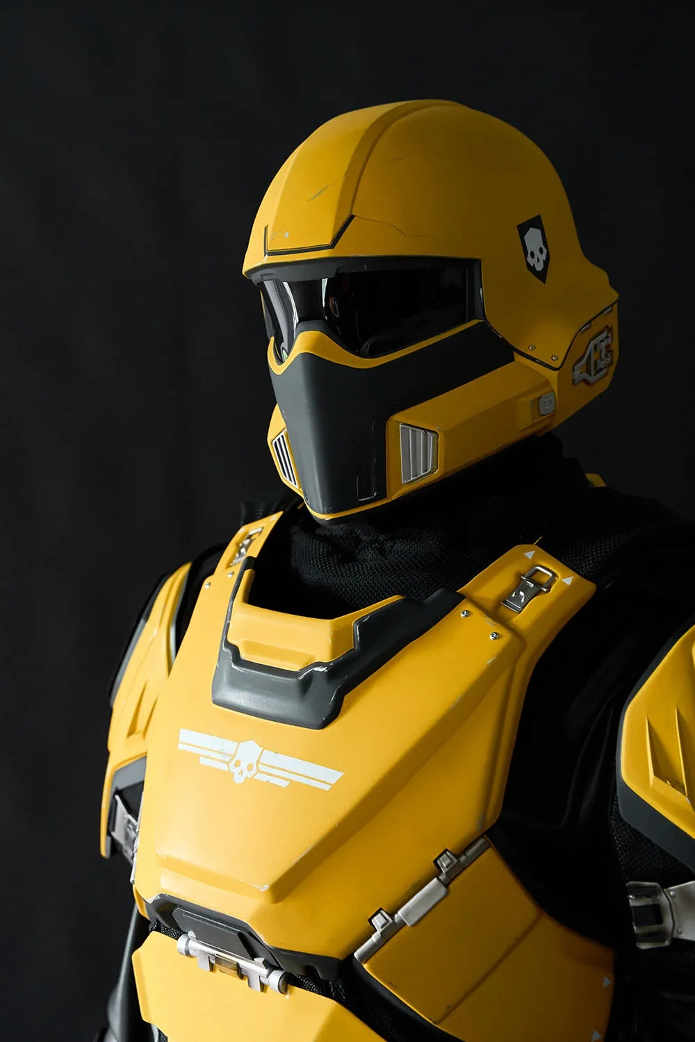 Helldivers B-01 Cosplay Costume - TR-40 Gold Eagle